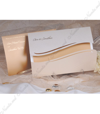 <p>Элегантное свадебное приглашение, изготовленное из коричневого картона для печати текста и кремовой перламутровой обложки. В стоимость включен конверт.</p>