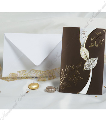 <p>Приглашение на свадьбу, изготовленное из белого глянцевого картона и сгибается на три части. С внешней стороны открытка коричневого цвета, с изображением золотистых веток с листьями, а внутри по центру печатается текст. В стоимость включен белый конверт.&nbsp;</p>