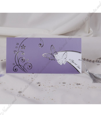 <p>Приглашение на свадьбу, состоящее из белого картона-вкладыша для печати текста и фиолетовой обложки в виде кармана. На обложке изображен серебристый орнамент и рельефная бабочка. На картоне-вкладыше так же присутствует вырезанная бабочка. В качестве аксессуара используется серебристая кисточка.</p>