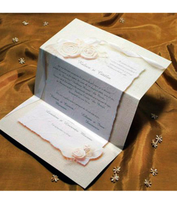 <p>Изысканное свадебное приглашение, выполненное из дизайнерской бумаги.</p>