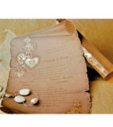 <p>Приглашение в виде папируса. Текст печатается на коричневом картоне, на котором изображен цветочный декор и два сердца. Картон с текстом скручивается и ставится в конверт в форме гексагона.</p><p>(Количество ограничено)</p>