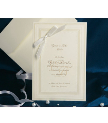 <p>Элегантное свадебное приглашение сделано из кремового картона, на котором печатается текст. На картоне нанесен рельефный орнамент в виде рамки. В качестве аксессуара используется белая лента. В стоимость включен конверт. (Количество ограничено)</p>