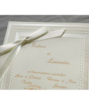 <p>Элегантное свадебное приглашение сделано из кремового картона, на котором печатается текст. На картоне нанесен рельефный орнамент в виде рамки. В качестве аксессуара используется белая лента. В стоимость включен конверт. (Количество ограничено)</p>