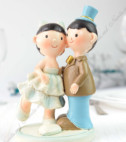<p>Керамический топер для свадебного торта в виде жениха и невесты в обнимку.</p>