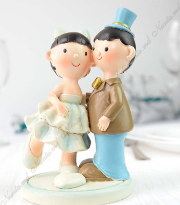 <p>Керамический топер для свадебного торта в виде жениха и невесты в обнимку.</p>