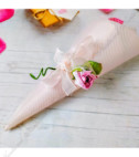 <p>Свадебные бонбоньерки в виде конуса украшенными розовым бантиком из органзы. Свадебные бонбоньерки - это подарки гостям свадьбы в знак благодарности за то, что они посетили Ваше торжество.</p>