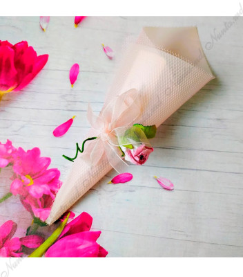 <p>Свадебные бонбоньерки в виде конуса украшенными розовым бантиком из органзы. Свадебные бонбоньерки - это подарки гостям свадьбы в знак благодарности за то, что они посетили Ваше торжество.</p>