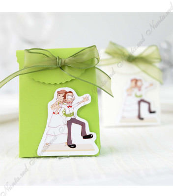 <p>Свадебные бонбоньерки в виде коробки, украшенная зеленым бантиком и смешным рисунком жениха и невесты.</p>
