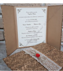 <p>Стильное приглашение на свадьбу сделало из твёрдого картона коричневого цвета, которая изгибается на три части. Текст печатается в середине приглашения. В качестве украшения используются кружевная лента и роза.</p>