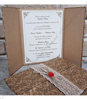 <p>Стильное приглашение на свадьбу сделало из твёрдого картона коричневого цвета, которая изгибается на три части. Текст печатается в середине приглашения. В качестве украшения используются кружевная лента и роза.</p>