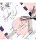 <p>Свадебное приглашение с изображением цветочного декора в сине-розовых тонах. В качестве аксессуара используется &nbsp;бежовая ленточка с этикеткой, на которой можно напечатать дату мероприятия или инициалы молодоженов. В стоимость открытки включен розовый конверт.</p>