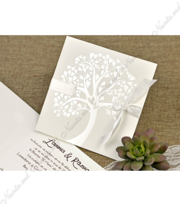 <p>Оригинально свадебное приглашение, из перламутро-серого картона на котором изображено дерево в рельефе. Открытка складывается на две части по вертикали. Текст печатается внутри. В качестве аксессуара используется белая атласная лента. В стоимость включен серый конверт.</p>