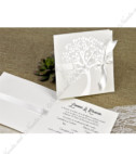 <p>Оригинально свадебное приглашение, из перламутро-серого картона на котором изображено дерево в рельефе. Открытка складывается на две части по вертикали. Текст печатается внутри. В качестве аксессуара используется белая атласная лента. В стоимость включен серый конверт.</p>