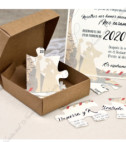 <p>Приглашение на свадьбу в виде коробочки с пазлами с иллюстрацией карты мира, на котором напечатан текст. Части пазла помещены в коричневую коробку с коричневым шнуром и с кусочком пазла. Приглашение не требует дополнительного конверта.</p>