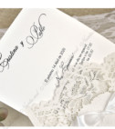 <p>Оригинальное приглашение на свадьбу, состоящее из обложки в виде кармана и белого картона-вкладыша для печати текста. Обложка оформлена лазерной резкой. В качестве аксессуара используется белая ленточка. В стоимость включен кремовый конверт.</p>