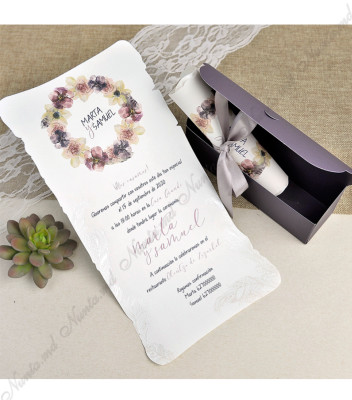 <p>Оригинальное приглашение на свадьбу в виде папируса с цветочным декором. Бежовый картон с текстом и декоративными цветами скручивается и вставляется коробочку. В качестве аксессуара используется серая атласная ленточка.</p>
