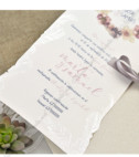 <p>Оригинальное приглашение на свадьбу в виде папируса с цветочным декором. Бежовый картон с текстом и декоративными цветами скручивается и вставляется коробочку. В качестве аксессуара используется серая атласная ленточка.</p>
