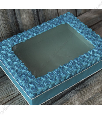 <p>Свадебная коробка для сбора денег, выполненная в прямоугольной форме, украшена синим кружевом. Это элегантный и полезный аксессуар одновременно.</p>