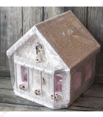 <p>Свадебная коробка для сбора денег, выполненная в форме белого дома, украшена белым кружевом. Это элегантный и полезный аксессуар одновременно.</p>