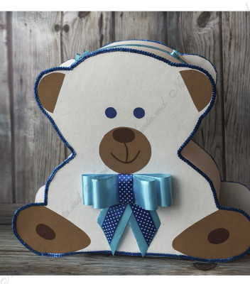 Подарочная коробка для сбора денег в виде медведя. В качестве аксессуара используется синея атласная ленточка. Это элегантный и полезный аксессуар одновременно.
