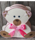 <p>Подарочная коробка для сбора денег в виде медведя. В качестве аксессуара используется розовая атласная ленточка. Это элегантный и полезный аксессуар одновременно.</p>