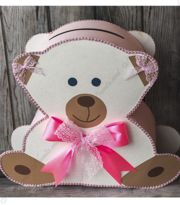 <p>Подарочная коробка для сбора денег в виде медведя. В качестве аксессуара используется розовая атласная ленточка. Это элегантный и полезный аксессуар одновременно.</p>