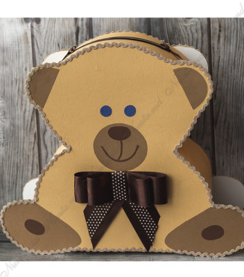 <p>Подарочная коробка для сбора денег в виде медведя. В качестве аксессуара используется темно-коричневая атласная ленточка. Это элегантный и полезный аксессуар одновременно.</p>