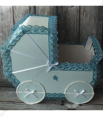 <p>Подарочная коробка для сбора денег в форме детской коляски. В качестве аксессуара используется синее кружево. Это элегантный и полезный аксессуар одновременно.</p>