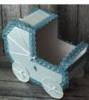 <p>Подарочная коробка для сбора денег в форме детской коляски. В качестве аксессуара используется синее кружево. Это элегантный и полезный аксессуар одновременно.</p>