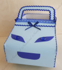 <p>Подарочная коробка для сбора денег в форме машины. В качестве аксессуара используется синее кружево. Это элегантный и полезный аксессуар одновременно.</p>
