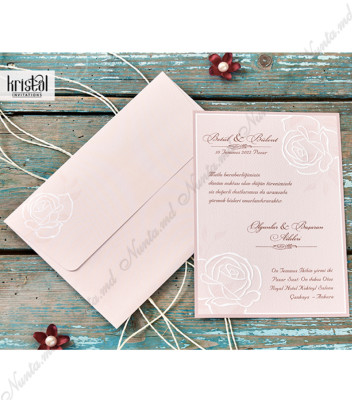 <p>Стильное свадебное приглашение из розового картона, предназначенное для печати текста с белым цветочным принтом в углу. Цена приглашения включает розовый конверт.</p>