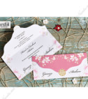 <p>Приглашение на свадьбу, изготовленное из белого глянцевого картона, сгибается на две части. С внешней стороны открытка розового цвета с изображением цветочного декора. Текст печатается внутри по центру. Открытка не содержит конверт.</p>
