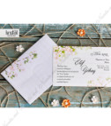 <p>Романтическое свадебное приглашение, выполненное из картона с деревянном принте для печати текста и украшенными цветочными элементами. Конверт с таким же цветочным дизайном включен в цену приглашение.</p>