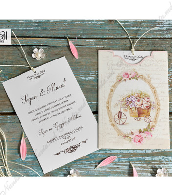 <p>Элегантное приглашение на свадьбу, состоящее из обложки и картона-вкладыша для печати текста с изображением цветочного декора в винтажном стиле. Открытка не содержит конверт.</p>