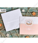 <p>Стильное свадебное приглашение, состоящее из картона, сложенного в два по горизонталь. Текст печатается в области сгиба и закрывается благодаря верхнего разреза где печатаются инициалы молодоженов. Цена приглашения включает белый конверт.</p>