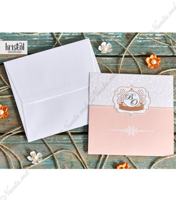 <p>Стильное свадебное приглашение, состоящее из картона, сложенного в два по горизонталь. Текст печатается в области сгиба и закрывается благодаря верхнего разреза где печатаются инициалы молодоженов. Цена приглашения включает белый конверт.</p>