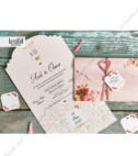 <p>Приглашение на свадьбу в пастельных тонах с цветочным и древесном рисунком, которое складывается в три по горизонталь. Внутри текст печатается посередине, а перекрывающиеся обложка имитирует маленький сундук украшенный розовой лентой и этикеткой.</p>