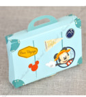 <p>Оригинальное приглашение на крестины для мальчиков в виде чемодана в голубом цвете. Картон, на котором печатается текст, сгибается на четыре части и в верхней части завязывается черно-белым шнуром. Этот картон вставляется в коробочку-чемодан, на котором изображён Mickey Mouse. Цена указана только для пригласительного.&nbsp;</p><p><strong>Приглашение может быть дополнено:</strong></p><p>•&nbsp;&nbsp;&nbsp;&nbsp;&nbsp;&nbsp;&nbsp;&nbsp; Планом рассадки гостей;</p><p>•&nbsp;&nbsp;&nbsp;&nbsp;&nbsp;&nbsp;&nbsp; &nbsp;Книга пожелании;</p><p>•&nbsp;&nbsp;&nbsp;&nbsp;&nbsp;&nbsp;&nbsp;&nbsp; Конвертом для денег;</p><p>•&nbsp;&nbsp;&nbsp;&nbsp;&nbsp;&nbsp;&nbsp;&nbsp; Карточкой с номером стола.</p><p>•&nbsp;&nbsp;&nbsp;&nbsp;&nbsp;&nbsp;&nbsp;&nbsp; Бомбониеркой;</p><p>•&nbsp;&nbsp;&nbsp;&nbsp;&nbsp;&nbsp;&nbsp;&nbsp; Коробкой для калачей;</p><p>•&nbsp;&nbsp;&nbsp;&nbsp;&nbsp;&nbsp;&nbsp;&nbsp; Подарочной коробкой для сбора денег.</p>