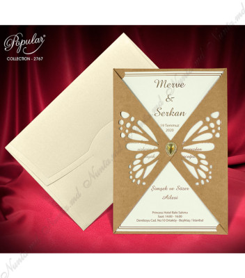 <p>Приглашение для свадьбы в романтическом стиле, выполненное с бежевого вкладыша предназначенное для печати текста, которое затем вставляется в обложку с разрезом бабочки посередине. Обложка украшена небольшим кристаллом. Цена приглашения включает перламутровый бежевый конверт.</p>