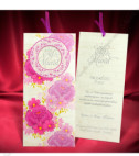 <p>Элегантное свадебное приглашение, сделанное из кремового картона для печати текста, который вставляется в обложку в виде конверта с розовым цветочным декором. В качестве аксессуара используется лента из органзы.</p>