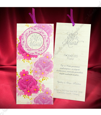 <p>Элегантное свадебное приглашение, сделанное из кремового картона для печати текста, который вставляется в обложку в виде конверта с розовым цветочным декором. В качестве аксессуара используется лента из органзы.</p>