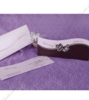 <p>Классическое свадебное приглашение, сделанное из двух видов картона: один белый, предназначенный для печати текста, другой фиолетовый – обложка для первого картона. Как аксессуар используется две тонкие белые бабочки. В цену входит белый конверт.&nbsp;</p>
