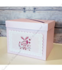 <p>Подарочная коробка для сбора денег из розового перламутрового картона с красивым дизайном. Это элегантный и полезный аксессуар одновременно.</p><p>Подарочная коробка<strong> может быть дополнено:</strong></p><p>•&nbsp;Приглашением на крестины;</p><p>• Конвертом для приглашения;&nbsp;</p><p>• Вкладышем для конверта;</p><p>• Планом рассадки гостей;</p><p>• Конвертом для денег;</p><p>• Карточкой с номером стола;</p><p>• Бонбоньерка.</p><p>Все компоненты могут быть изготовлены как в комплекте, так и отдельно.&nbsp;</p><p><strong>ВНИМАНИЕ: </strong>В зависимости от типа бумаги, сложности модели и комплектации заказа, цена может меняться.&nbsp;</p><p>Любая идея может быть реализована !!!</p><p>&nbsp;</p>