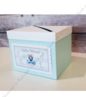 <p>Подарочная коробка для сбора денег из синего перламутрового картона с красивым дизайном. Это элегантный и полезный аксессуар одновременно.</p><p>Подарочная коробка<strong> может быть дополнено:</strong></p><p>•&nbsp;Приглашением на крестины;</p><p>• Конвертом для приглашения;&nbsp;</p><p>• Вкладышем для конверта;</p><p>• Планом рассадки гостей;</p><p>• Конвертом для денег;</p><p>• Карточкой с номером стола;</p><p>• Бонбоньерка.</p><p>Все компоненты могут быть изготовлены как в комплекте, так и отдельно.&nbsp;</p><p><strong>ВНИМАНИЕ: </strong>В зависимости от типа бумаги, сложности модели и комплектации заказа, цена может меняться.&nbsp;</p><p>Любая идея может быть реализована !!!</p>