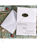 <p>Свадебное пригласительное изготовлена из белого картона, на котором печатается текст, на котором вырезка где могут быть видны имена молодоженов. В цену входит белый конверт.</p>