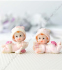 <p>Фигурка из керамики которая представляет ребенка в одежде с розовыми оттенками. Идеальный аксессуар для мероприятия детей.</p>