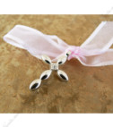 <p>Волнистый крестик с розовым бантиком. Идеальный аксессуар для мероприятия детей.</p>