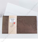 <p>Приглашения тип авиабилетов, сделанные из коричневого металлического картона с тиснением, которые формируют континенты. Внутри текст написан на картоне в виде билета на самолет.</p>
