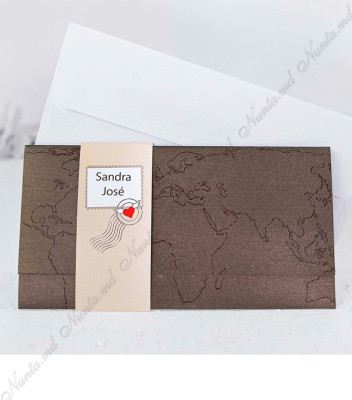 <p>Приглашения тип авиабилетов, сделанные из коричневого металлического картона с тиснением, которые формируют континенты. Внутри текст написан на картоне в виде билета на самолет.</p>