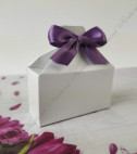 <p>Свадебные бонбоньерки в виде коробки, украшены лентой, которая включена в стоимость. Свадебные бонбоньерки - это подарки гостям на свадьбу &nbsp;в знак благодарности за то, что они посетили Ваше торжество.&nbsp;</p>